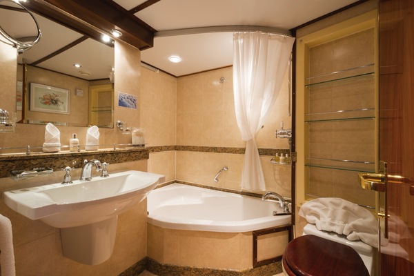 APT Travelmarvel MS Caledonian Sky Deluxe Balcony Suite 0.jpg